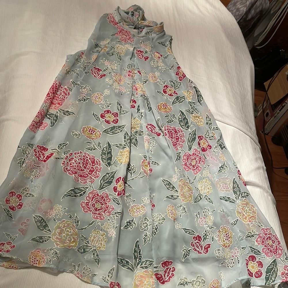 Beautiful dress, very delicate fabric, beautiful color combination.